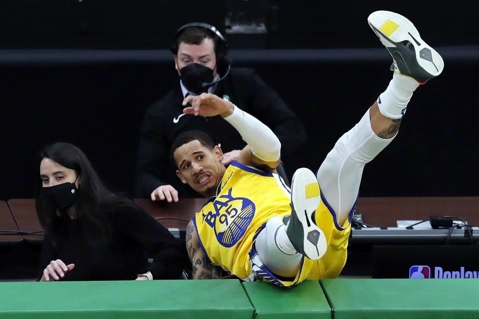 El jugador mexicano de los Warriors terminó con una contusión cerebral tras el impacto.