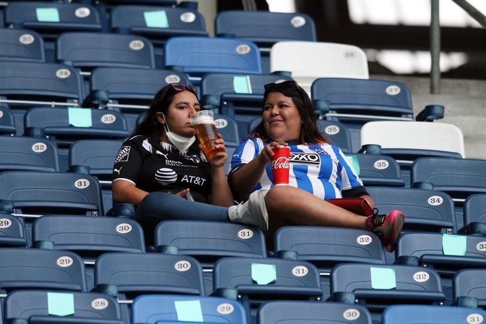 La afición de Rayados cumplió con los lineamientos de uso de cubrebocas para ingresar al estadio.