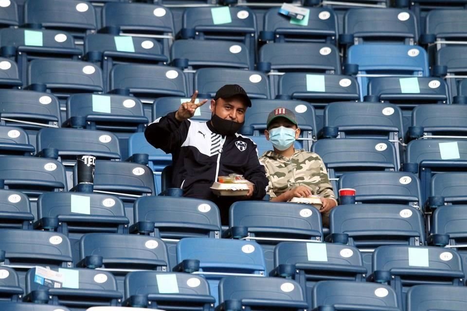 La afición de Rayados cumplió con los lineamientos de uso de cubrebocas para ingresar al estadio.