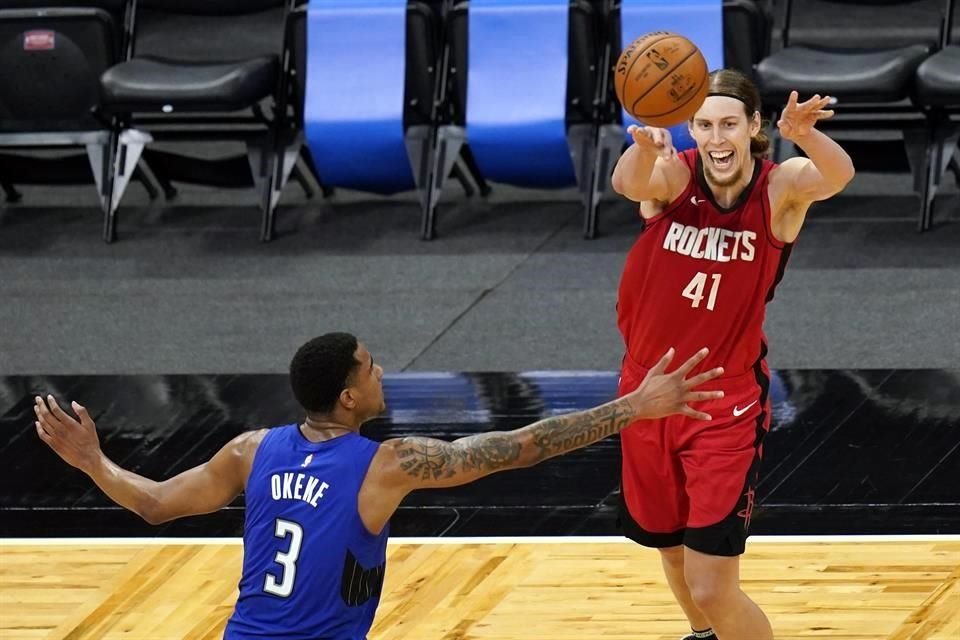 Kelly Olynyk (der.) aportó con 24 puntos para los Rockets.