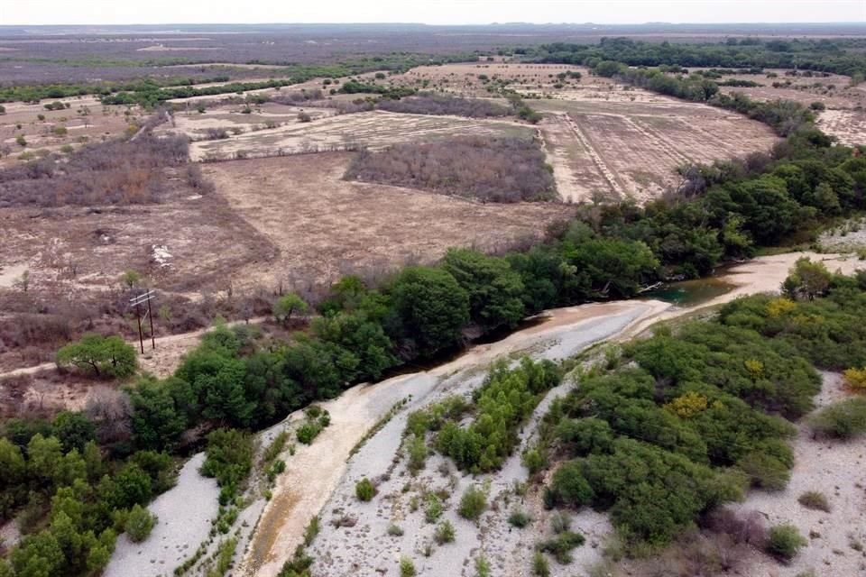 Aguas abajo de las obras de la presa, el Río Potosí luce casi seco, por lo que los ejidatarios no pueden regar las parcelas aledañas.