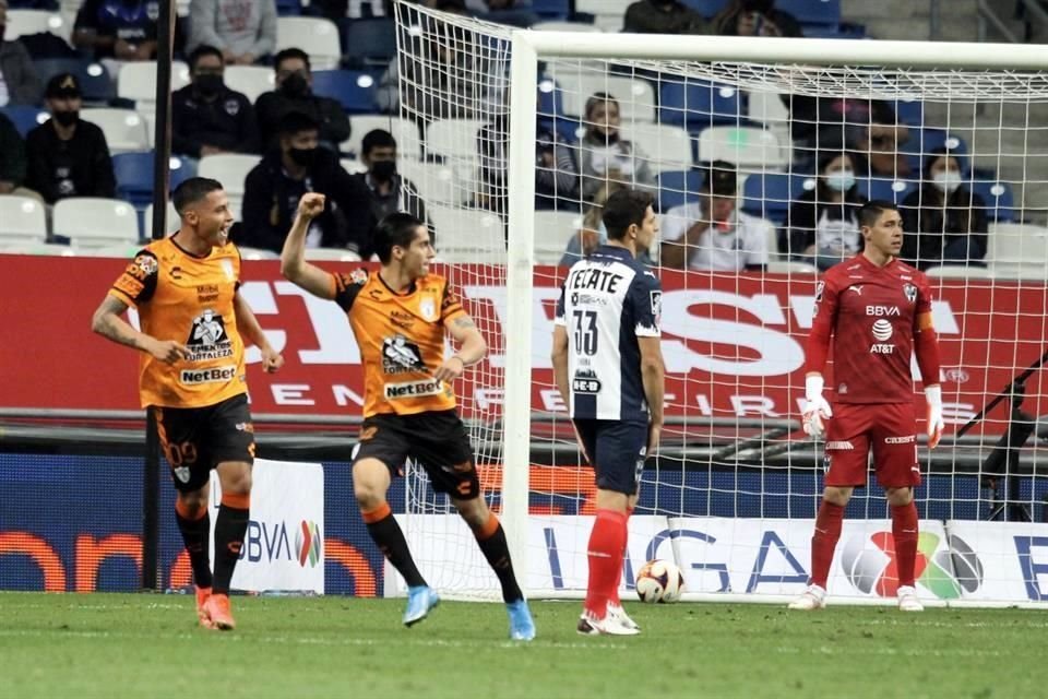 Érick Aguirre y Pachuca sorprendieron a Rayados apenas comenzado el segundo tiempo.