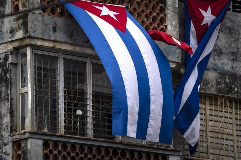 Banderas cubanas fueron puestas en la casa del activista Yunior Garcia Aguilera, quien convocó a una manfiestación para el 15 de noviembre, para bloquearle la ventana.