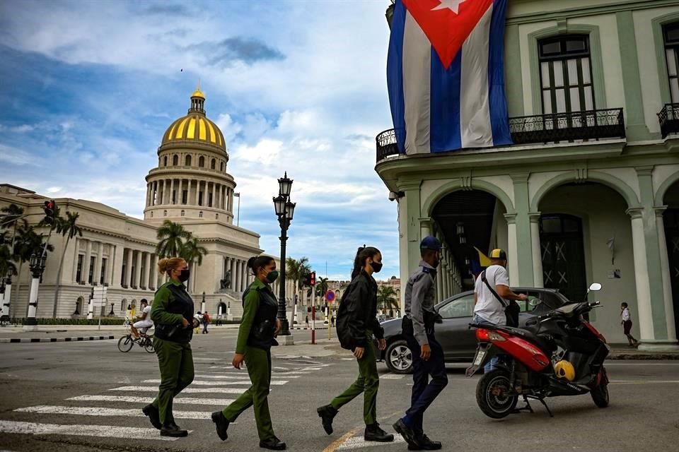 Policías caminan por las calles de La Habana.