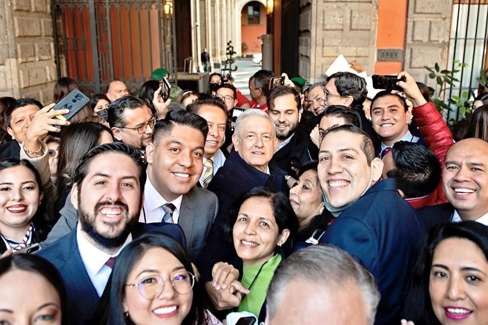 Luego de escuchar el discurso del Presidente, diputados de Morena, PT y Verde aplaudieron, lanzaron arengas y se tomaron fotos junto a López Obrador.