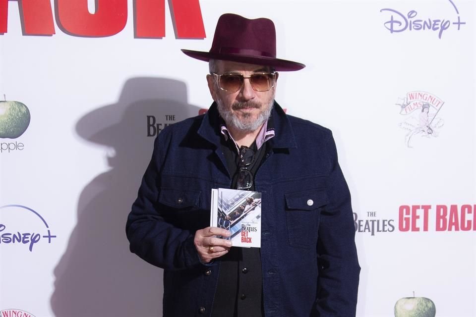 Elvis Costello fue uno de los artistas invitados a apoyar el proyecto.