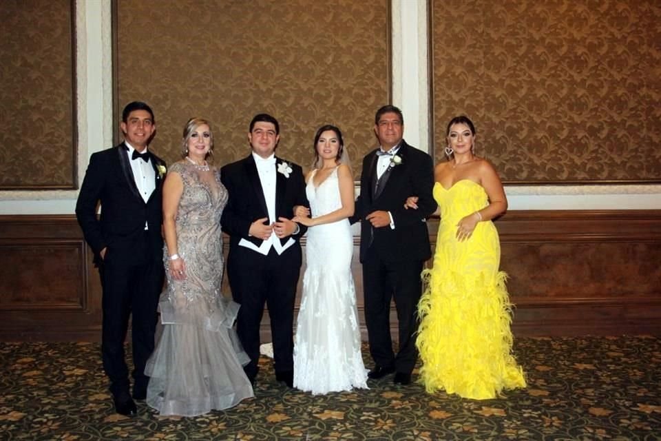 FAMILIA DEL NOVIO: Rogelio Aguilar Salinas, Olga Salinas de Aguilar, LOS NOVIOS, Miguel Ángel Aguilar Ponce y Carolina Aguilar Salinas