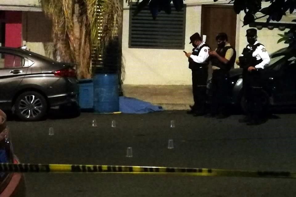 La Policía Ministerial y Fuerza Civil arribaron al lugar y encontraron al hombre tendido ya sin vida sobre la banqueta.