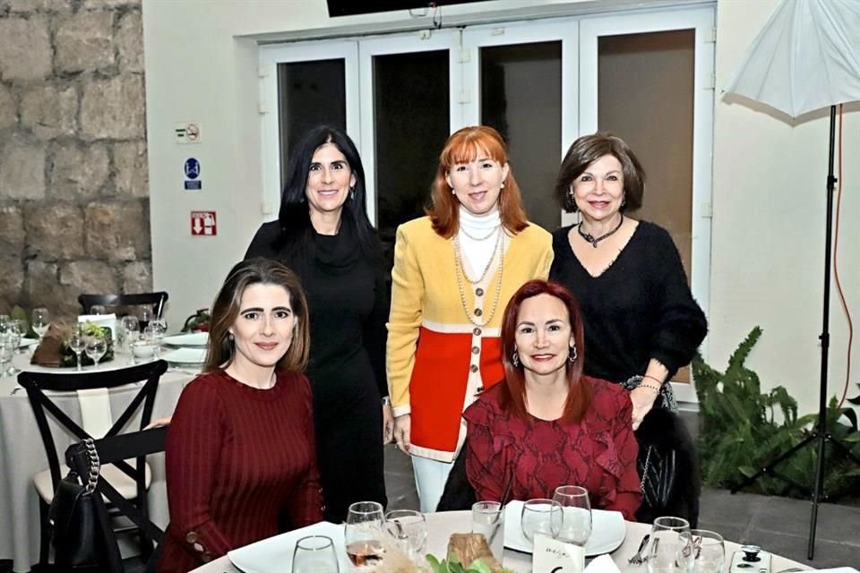 Asby Martínez, Martha Idalia de Martínez y Vicky Santos. Sentadas: María Lozano e Idalia Olivares de Elizondo