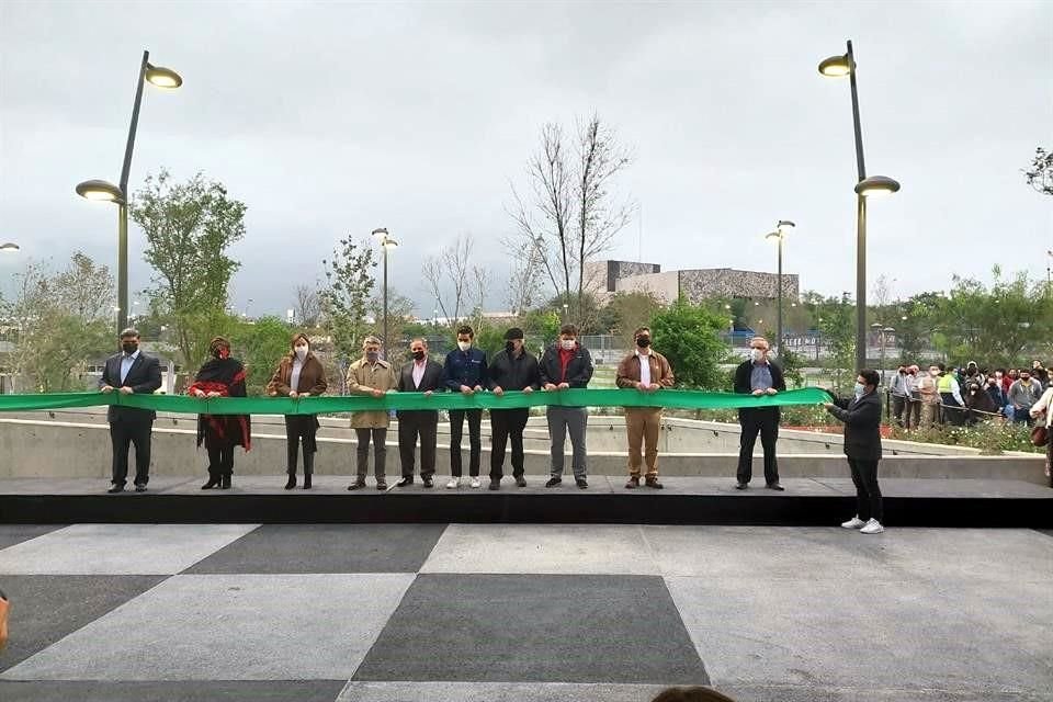 David Garza (zquierda), rector del Tec de Monterrey, acudió a la inauguración del Parque Central.