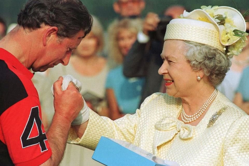 El príncipe Carlos aseguró que su madre, la Reina Isabel II, se encuentra bien tras los recientes problemas de salud.