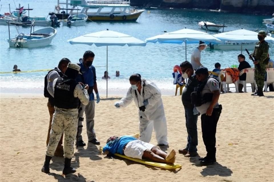 El prestador de servicios corrió sobre la arena de la playa siendo perseguido por sus agresores, quienes le dieron alcance y lo acribillaron a tiros.