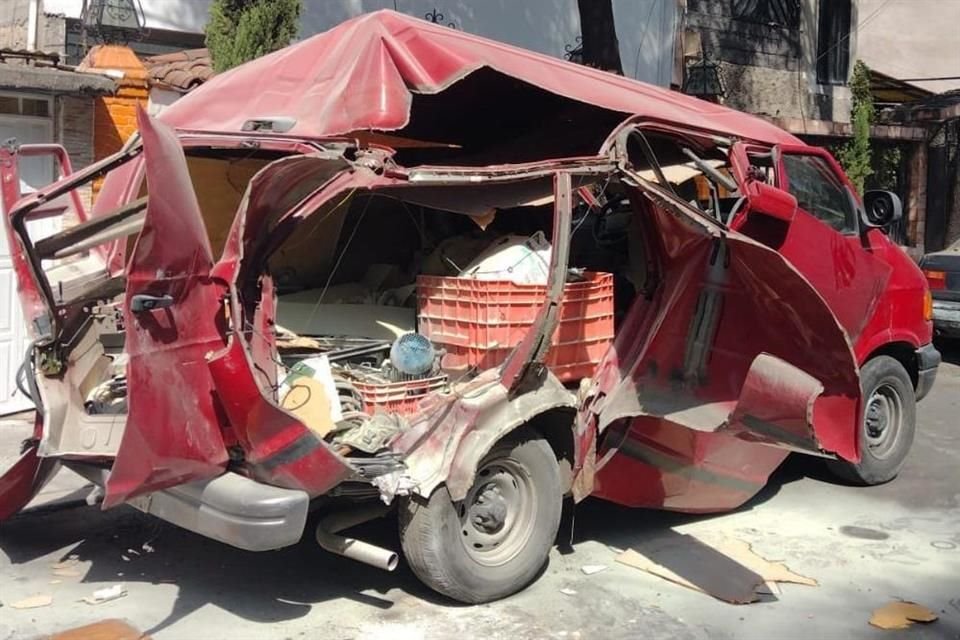 El vehículo, que terminó destrozado, se encontraba estacionado en la esquina de Avenida Centenario y Desfogue, y era utilizado para transportar equipo de mantenimiento para aparatos de refrigeración.