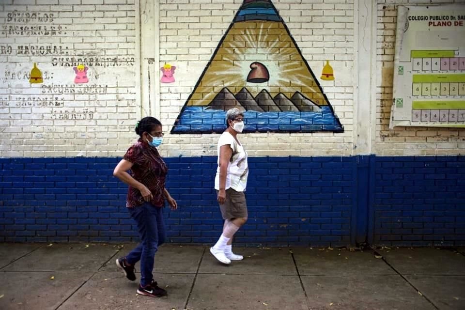 Personas caminan en una calle de Nicaragua tras las elecciones del pasado 7 de noviembre.