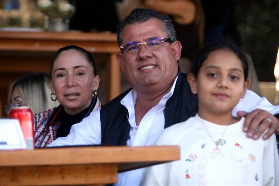 Alejandra Gama de Herrera, Alejandro Herrera y Mariana Herrera