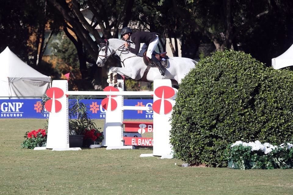 Eugenio Garza, montando a Contago