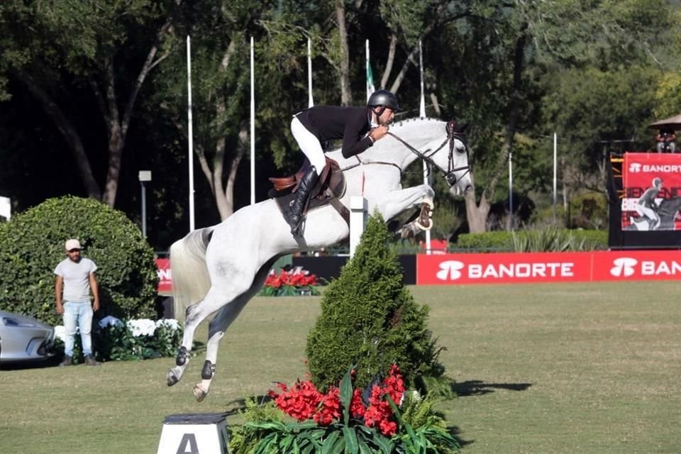 Eugenio Garza, montando a Contago