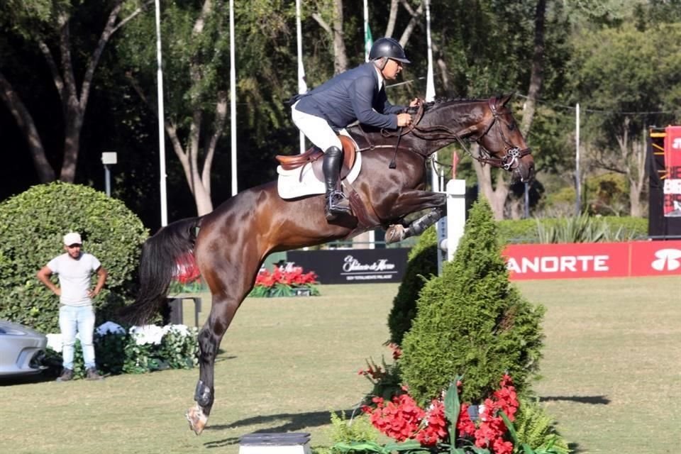 Samuel Parot, montando a Dubai