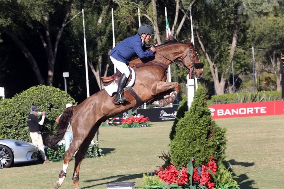 Federico Fernández, montando a Davidoff