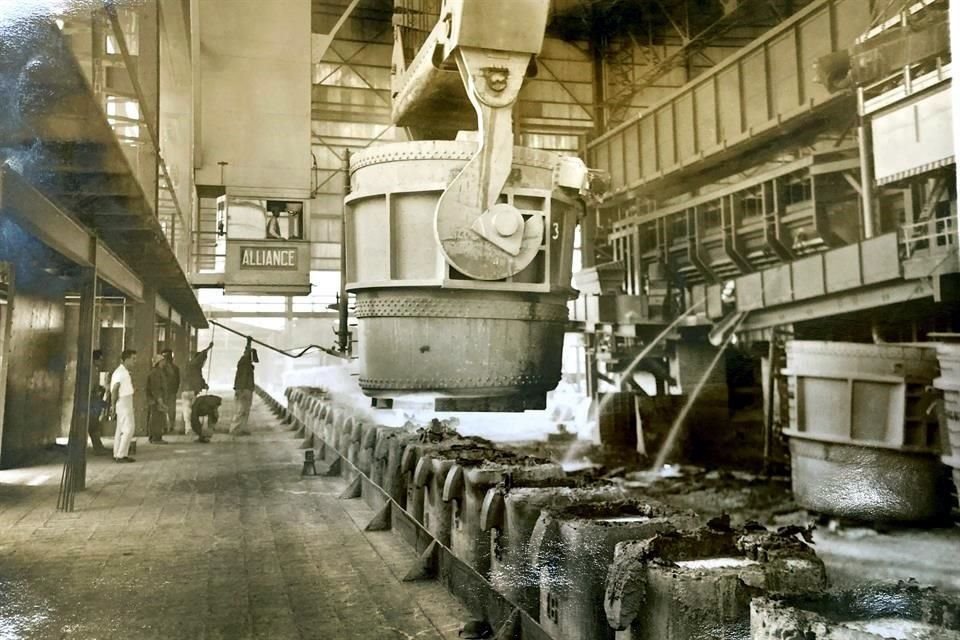 Hace 50 años, el icónico silbato de la siderúrgica regia no dejaba de sonar como llorando la desgracia: 17 trabajadores murieron bajo toneladas de acero fundido. Monterrey estaba de luto.