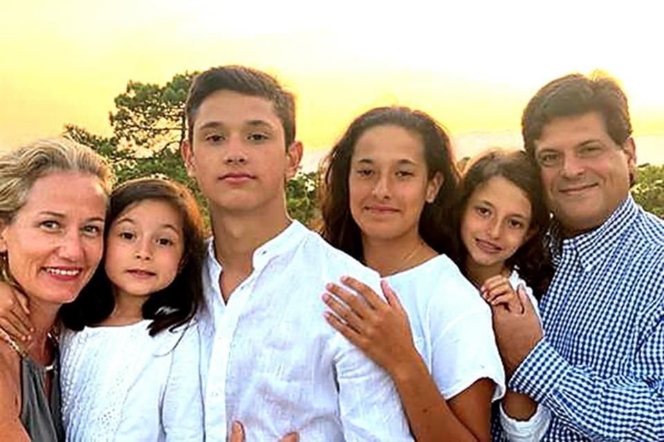 CON SU FAMILIA: María Loyola Zertuche Coindreau de Yarte, Loreta Yarte Zertuche, Gorka-Aitor Yarte Zertuche, Lusitana<br>Yarte Zertuche, Loyola- Antónia Yarte Zertuche y Jorge Alberto Yarte Sada