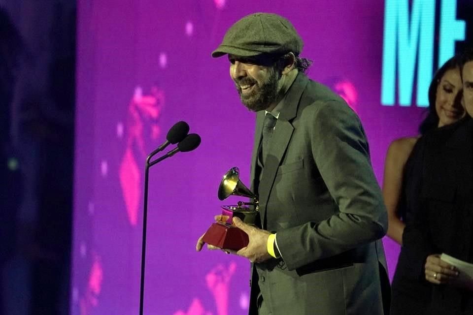 Juan Luis Guerra fue el primer premiado de la ceremonia por el Mejor Álbum Vocal Pop Tradicional.