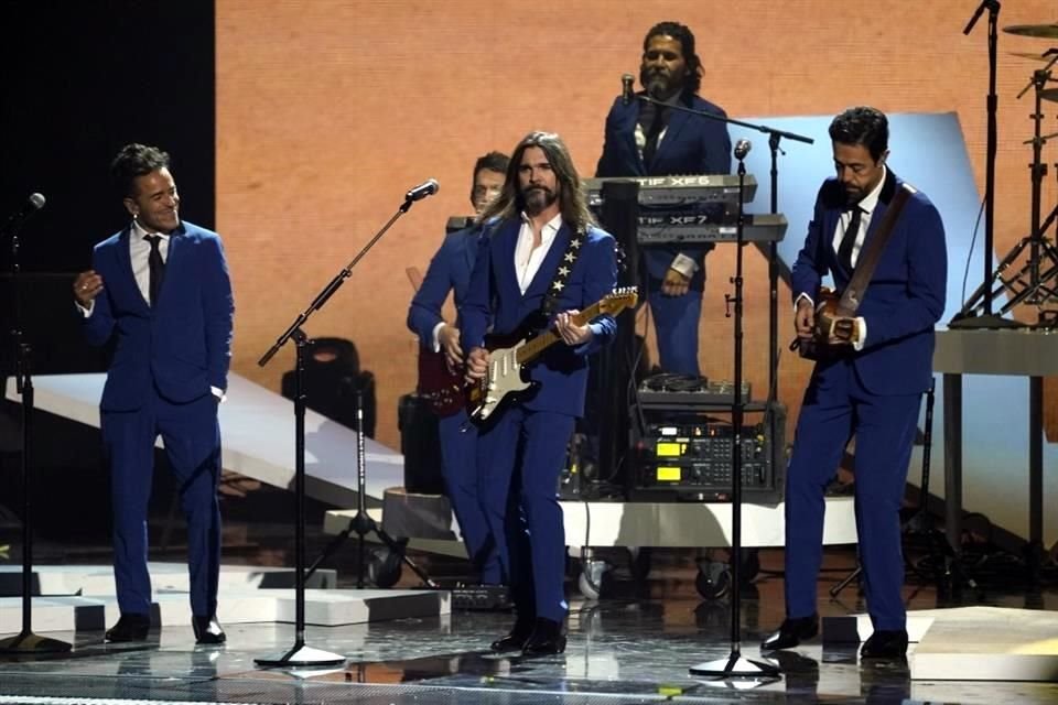 Rubén Albarrán, Emmanuel del Real y Juanes interpretaron un clásico de Juan Gabriel.