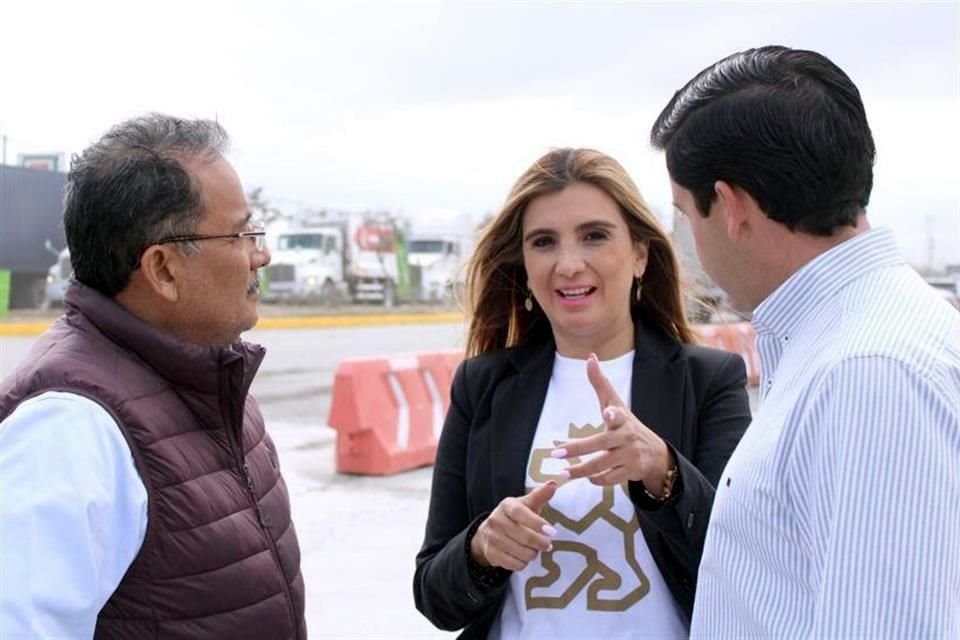 Alicia Lizárraga dialoga con Andrés Mijes, Alcalde de Escobedo (izq.) y con Raúl Cantú, munícipe de Salinas Victoria, durante una brigada de limpieza en la Carretera a Colombia.