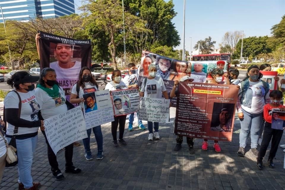 Con fotos y pancartas, familiares de personas desaparecidas se congregaron afuera del lugar de la reunión con el comisionado.