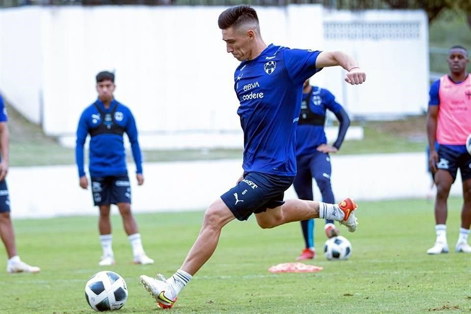 Matías Kranevitter estuvo en la contención junto a Celso Ortiz. Este sábado Javier Aguirre tiene su último día para probar un once.