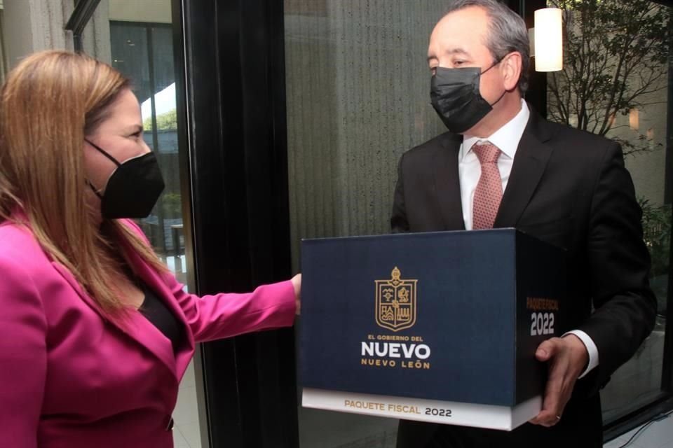 El paquete fue entregado por el Tesorero, Carlos Garza, a la Presidenta del Congreso, la priista Ivonne Álvarez, e integrantes de la Comisión de Presupuesto.