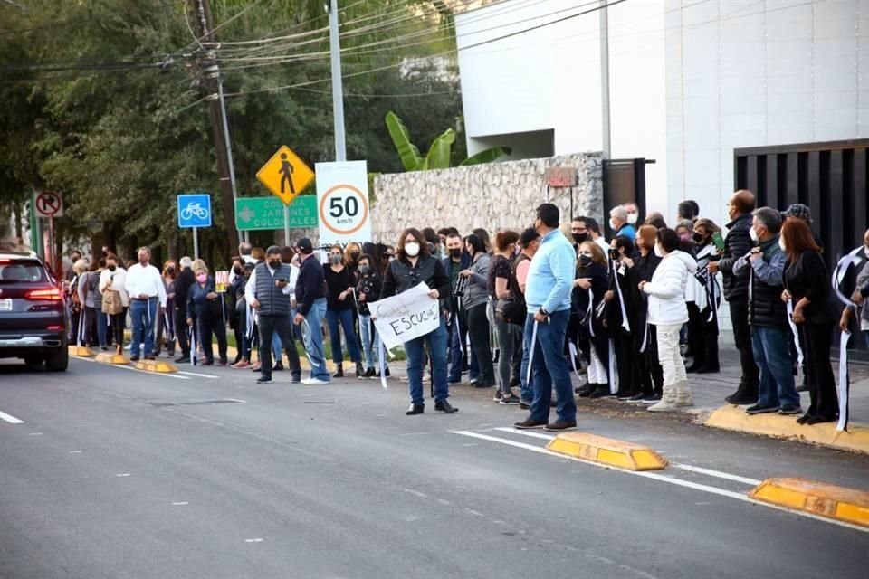 A la par de la manifestación, algunos automovilistas que circulaban por Alfonso Reyes, entre Doblado y Jardines Coloniales, expresaron su apoyo con el sonido del claxon.