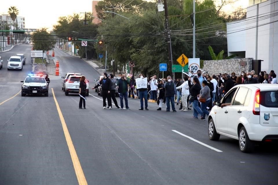 Por momentos, sólo cuando el semáforo estaba en rojo, los manifestantes bloquearon la avenida, en el sentido al poniente, para difundir su protesta.