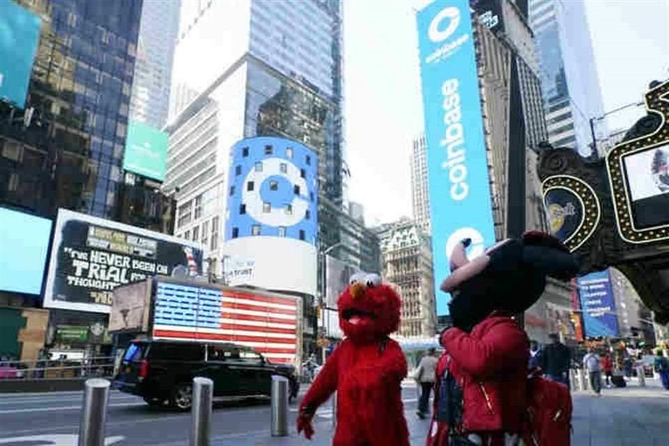 Aunque los turistas han comenzado a regresar a Times Square, el tráfico peatonal aún no es lo que era antes de la pandemia de coronavirus.