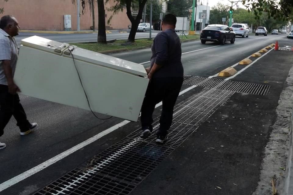 El vecino de la Avenida Alfonso Reyes señaló que realizaba la mudanza y para subir muebles a un camión quería ver si podía estacionarse durante un tiempo sobre un carril de la avenida.