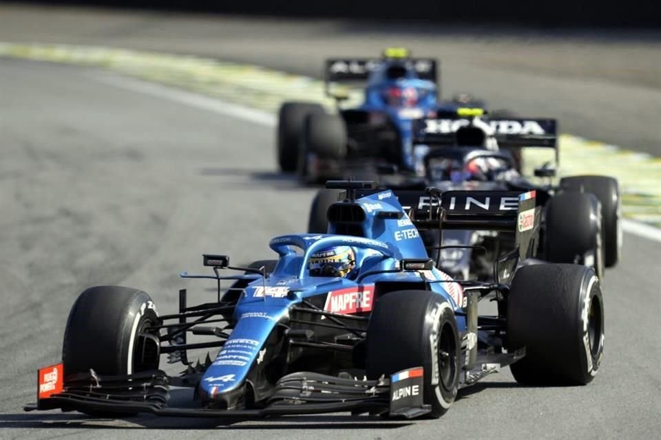 Fernando Alonso se mostró feliz por su tercer lugar en Qatar.