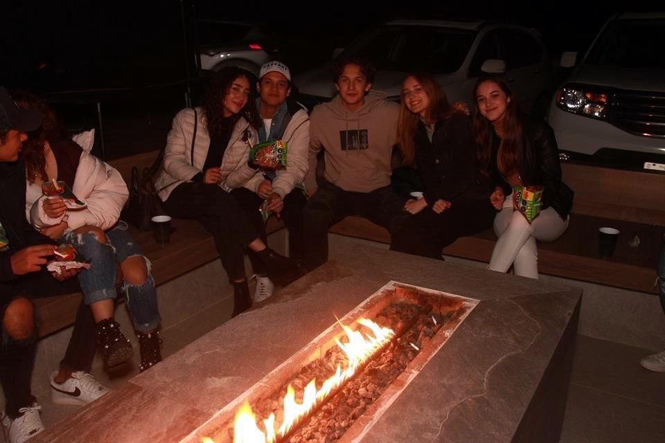 Camila Serrato, Andrés Arrambide, Héctor Garza, Fernanda Sáinz y Mariana Sáenz