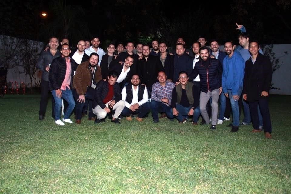 Esteban Treviño Blanco con un grupo de amigos