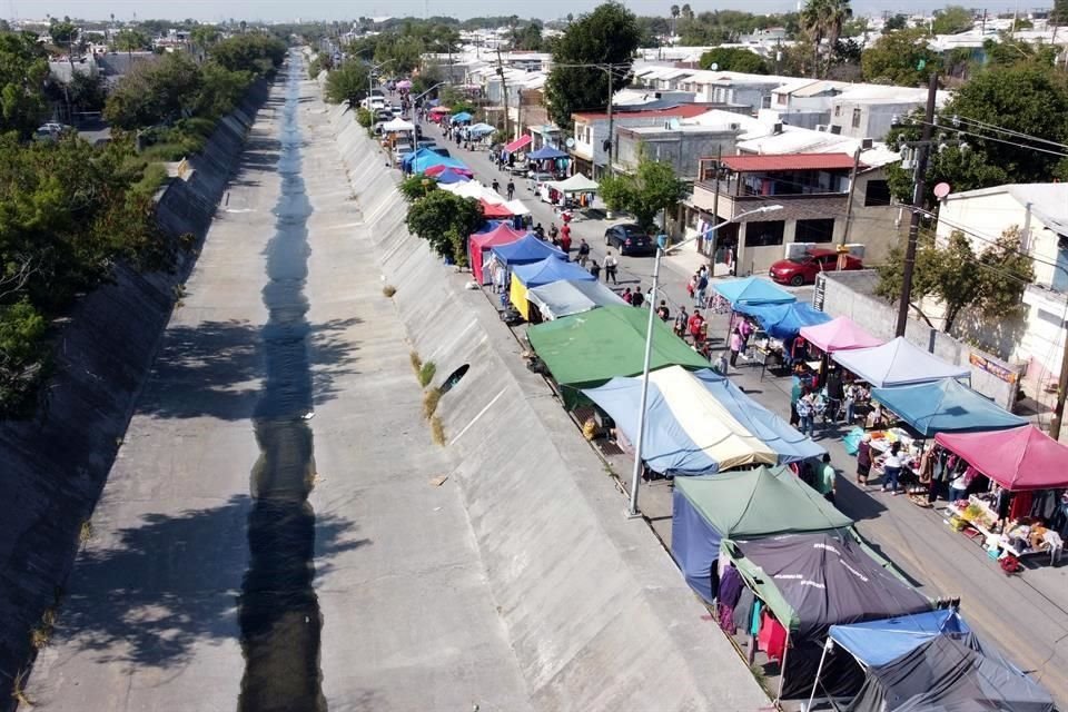 Junto al Arroyo La Talaverna, que carece de protección, se instala cada domingo un mercado rodante.