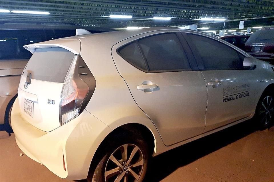 Entre las unidades hay un Toyota Prius 2020 con polvo y telarañas en puertas y vidrios.