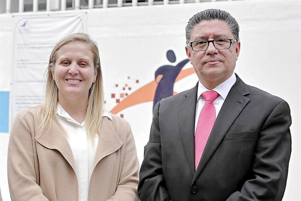 Cecilia Garza, presidenta del Comité de Recaudación de Capital, y Antulio González, director de Ciudad de los Niños.
