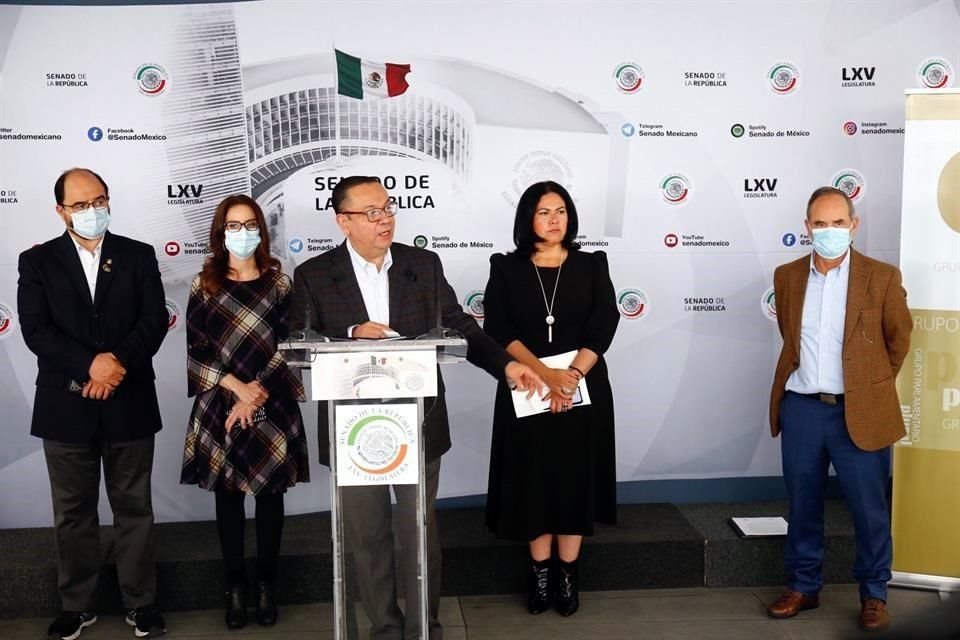 Germán Martínez, del grupo plural de senadores, en conferencia de prensa.