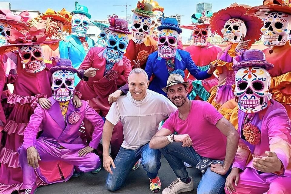 El productor Alejandro Gou (de blanco) en los preparativos del Desfile Internacional de Día de Muertos 2021 de la Ciudad de México.