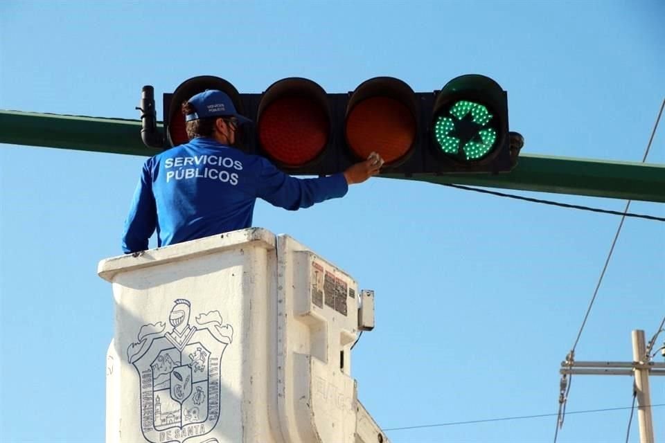 El Munícipe expresó que el símbolo del reciclaje en la luz verde del semáforo, invita a los automovilistas y ciudadanos en general a cambiar hábitos.