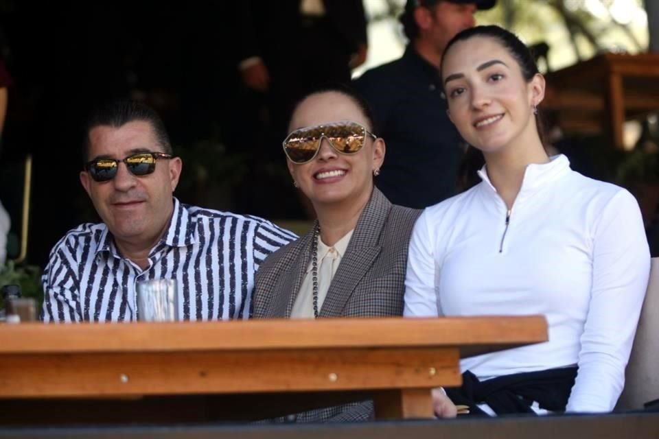 Eduardo Martínez, Liliana Flores de  Martínez y Valeria Martínez