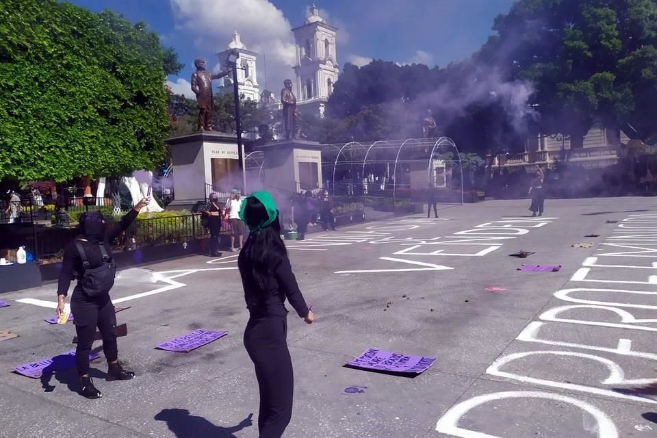 'Las niñas no se venden, Guerrero, estado feminicida', pintó un colectivo de mujeres en la plancha del Zócalo de esta localidad.