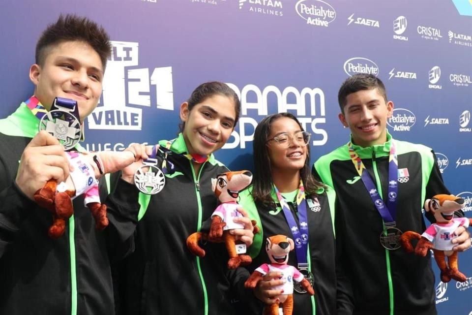 María José Sánchez Moreno, Osmar Olvera, Alejandra Estudillo y Randal Willars posan junto con la medalla.