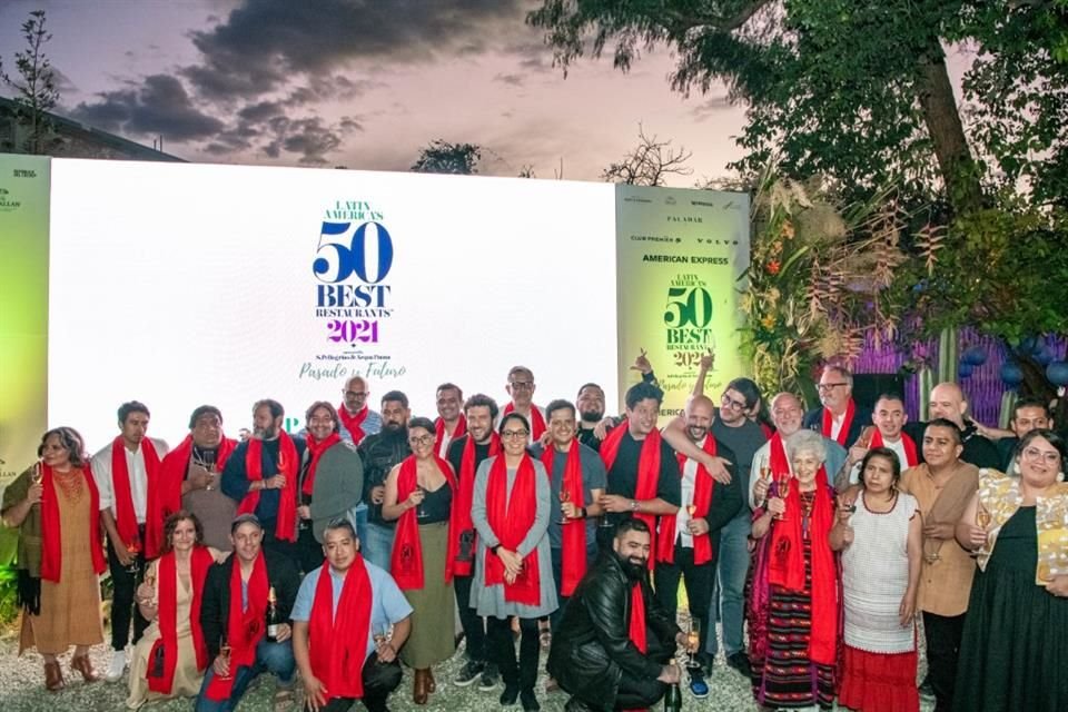 Ganadores mexicanos celebran en Oaxaca.