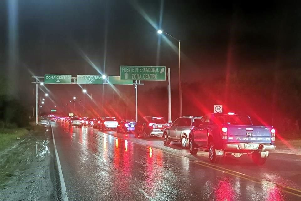 La fila en el puente Reynosa-Hidalgo se formó desde la tarde y seguía por la noche con tiempo promedio de espera de 90 a 120 minutos.