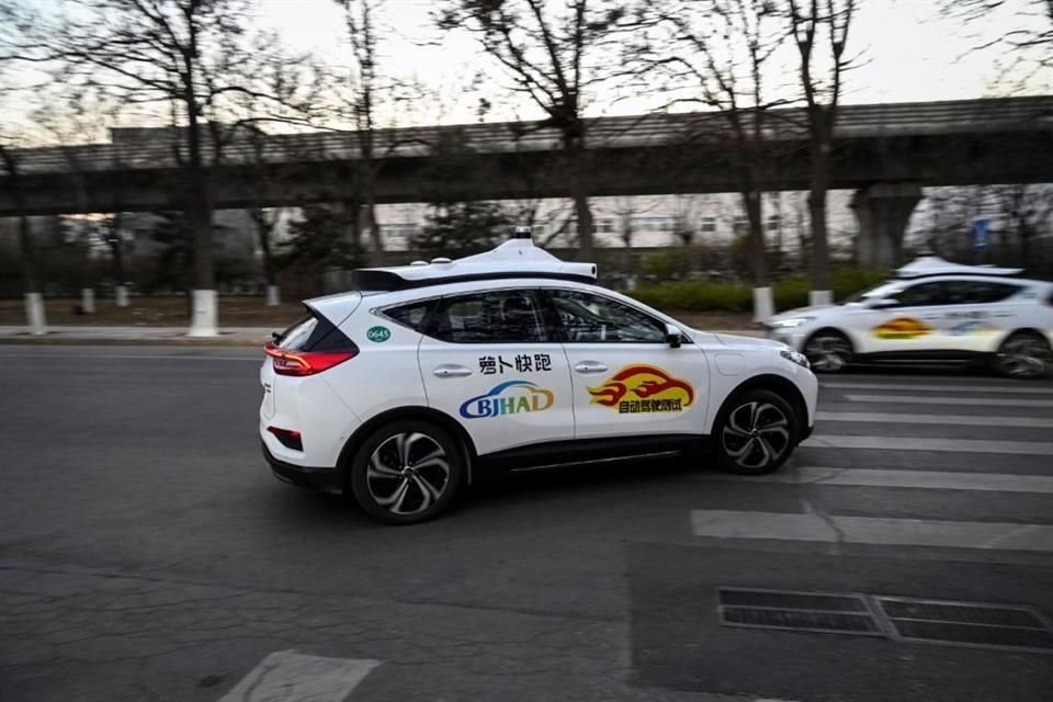 Uno de los autos de la compañía Apollo Go avanza por las calles de Yizhuang.